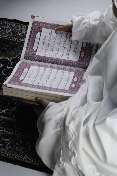 Uma Menina Ler Alcorão Conceito Islâmico — Fotografia de Stock