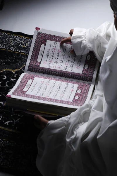 Een Klein Meisje Dat Koran Leest Islamitisch Concept — Stockfoto
