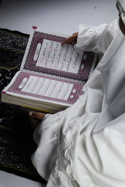 Niña Leyendo Corán Concepto Islámico —  Fotos de Stock