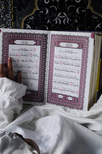 Маленька Дівчинка Читає Коран Ісламська Концепція — стокове фото