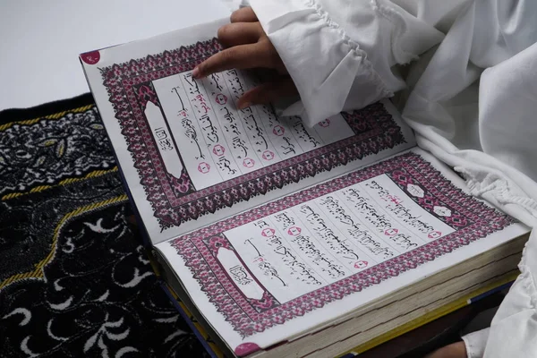 Little Girl Reading Quran Islamic Concept — Stock Photo, Image
