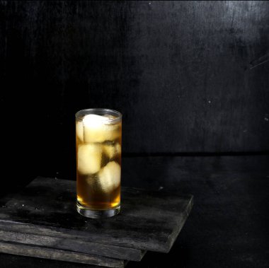 Buzlu çay siyah arkaplanda izole edilmiş.