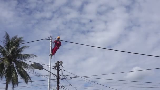 Горонтало Индонезия Декабрь 2022 Техники Соединяют Кабели Электрическими Полюсами Работник — стоковое видео