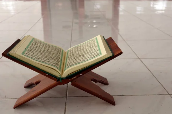 Gündüzleri Kur 'an okumakta,