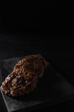 Siyah arka planda izole edilmiş guguklu pasta. Endonezya keki