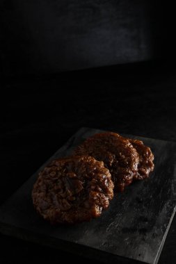 Siyah arka planda izole edilmiş guguklu pasta. Endonezya keki