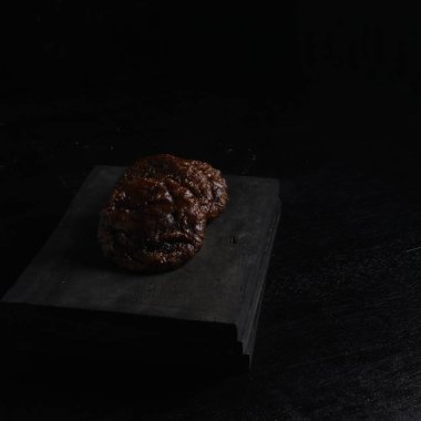 Siyah arka planda izole edilmiş guguklu pasta. Endonezya keki