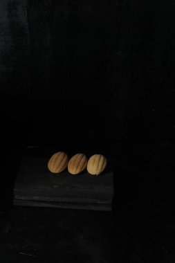 Kolombengi keki siyah arka planda izole edilmiş. Endonezya keki