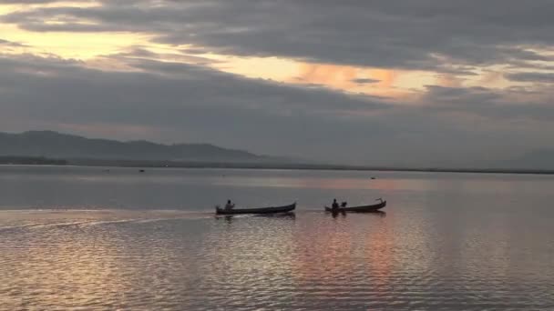 Silhouette Fishermen Enjoying Beautiful Sunset Boat While Fishing — Vídeos de Stock