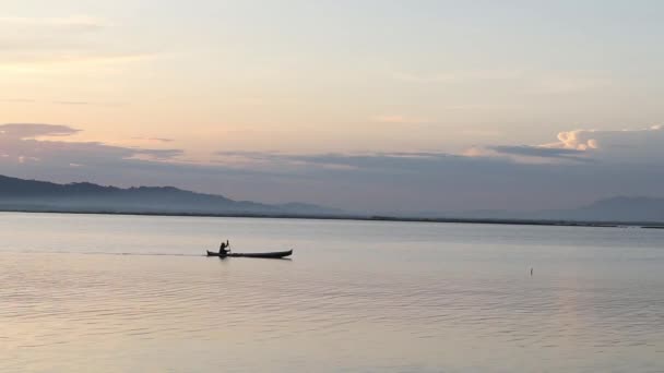 渔民钓鱼时在船上享受美丽落日的轮廓 — 图库视频影像