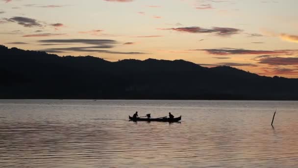 Silhueta Pescadores Desfrutando Belo Pôr Sol Seu Barco Enquanto Pesca — Vídeo de Stock
