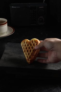 Wapili ya da wafili keki ve siyah arka planda izole edilmiş çay. Endonezya keki