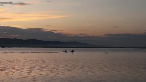 Silhouette Pescatori Godendo Bel Tramonto Nella Loro Barca Durante Pesca — Video Stock