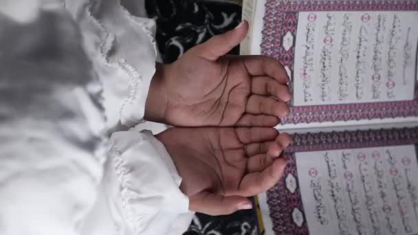 子供の手はクルアーンの背景に手を挙げて祈る イスラーム的概念 — ストック動画