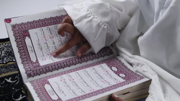 クルアーンを読む少女 イスラム教の契約 — ストック動画