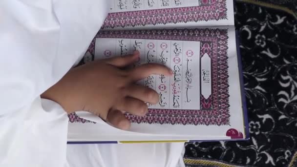 クルアーンを読む少女 イスラム教の契約 — ストック動画