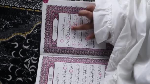 Little Girl Reading Quran Islamic Conce — Stock Video