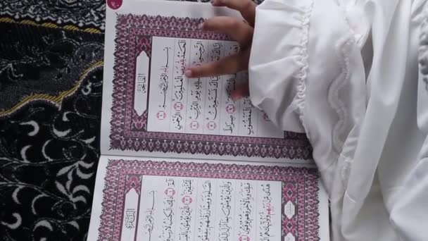 Κοριτσάκι Που Διαβάζει Κοράνι Ισλαμική Κόγχη — Αρχείο Βίντεο