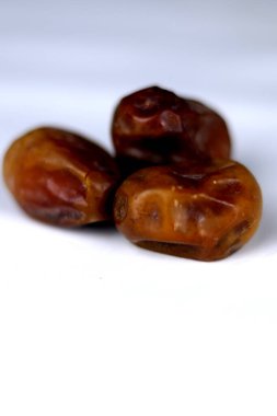 Beyaz arka plan üzerinde izole meyve tarihleri