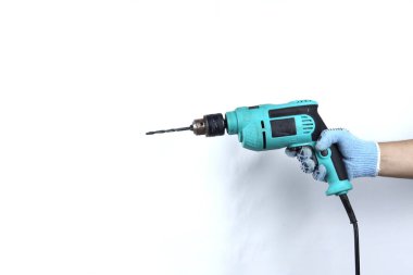 Beyaz arkaplanda izole edilmiş elektrikli matkap tutan eldivenli el.