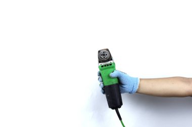 Eldivenli el ele tutuşma açılı değirmen makinesi beyaz arkaplanda izole edildi