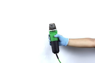 Eldivenli el ele tutuşma açılı değirmen makinesi beyaz arkaplanda izole edildi