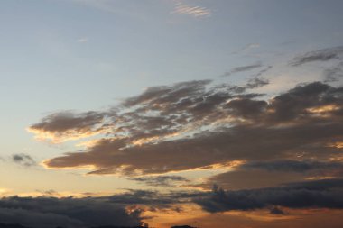 Alacakaranlık gökyüzü arka planı. Renkli günbatımı gökyüzü ve bulut. Alacakaranlık zaman arkaplanındaki canlı gökyüzü. 
