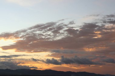 Alacakaranlık gökyüzü arka planı. Renkli günbatımı gökyüzü ve bulut. Alacakaranlık zaman arkaplanındaki canlı gökyüzü. 