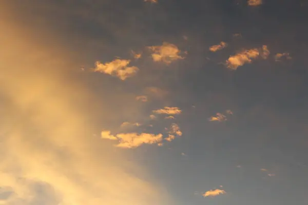 黄昏の空の背景 カラフルなサンセットの空と雲 夕暮れ時の鮮やかな空背景 — ストック写真