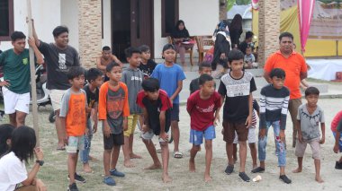 Gorontalo, Mart 2023 - Maraton koşu yarışı, insanlar şehir yolunda. Maraton yarışmasında insanları koşturmak