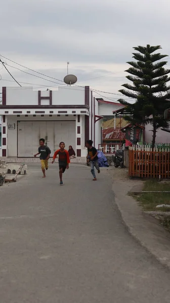 戈隆塔罗 Gorontalo 2023年3月 马拉松赛跑 人们踏上了城市的道路 跑人马拉松比赛 — 图库照片