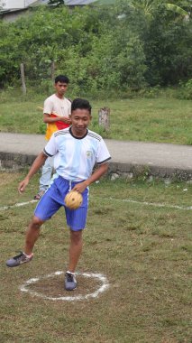 Gorontalo, Mart 2023 - Gençlik yarışmasını anmak için Tualango köyünün gençlik örgütü tarafından düzenlenen bir takunya yarışması