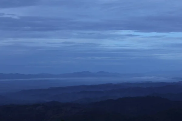 Tepenin tepesinden dağların manzarası