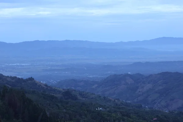 Tepenin tepesinden dağların manzarası