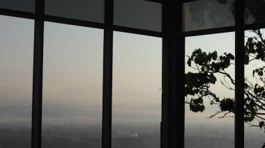Sisli doğal manzaralı pencereden şehir manzarası