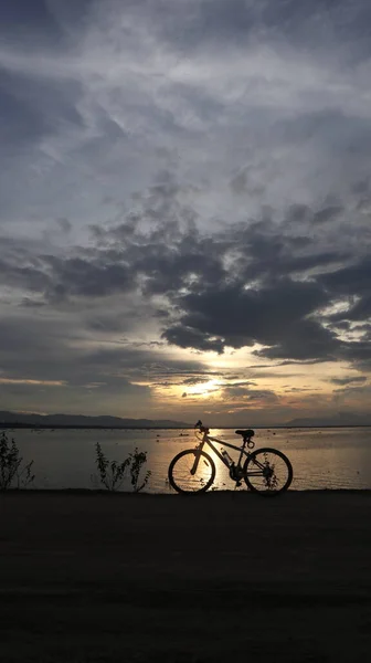 Sylwetka Roweru Tle Zachodu Słońca Nad Jeziorem — Zdjęcie stockowe