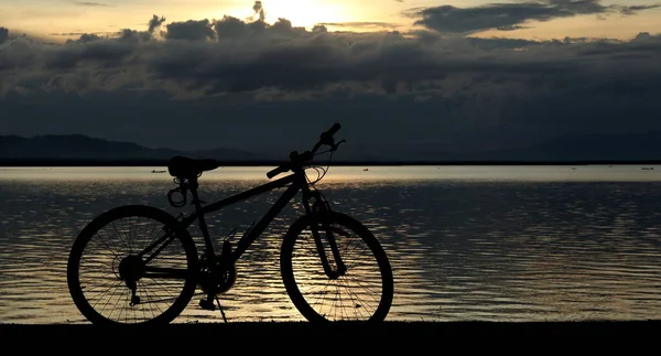 Silhueta Uma Bicicleta Contra Fundo Pôr Sol Lago — Fotografia de Stock