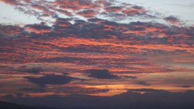 güneşli yaz gökyüzündeki bulutlar