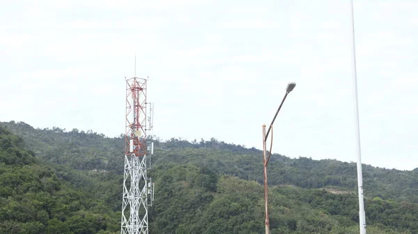 Communicatie Gebouw Antenne Met Een Achtergrond Van Bergen Lucht — Stockfoto