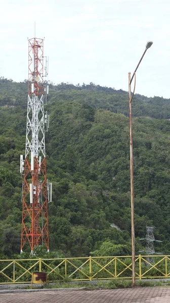 Communicatie Gebouw Antenne Met Een Achtergrond Van Bergen Lucht — Stockfoto