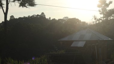 Sabahları dağları gören bir tepenin üstündeki camii.