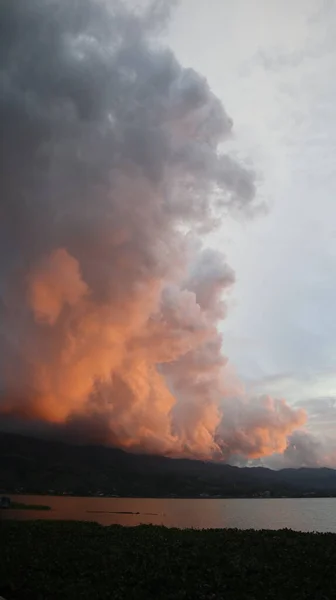 Akşamın altın bulutları Gün batımlarıyla