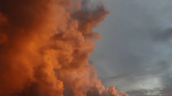 Χρυσά Σύννεφα Βράδυ Ηλιοβασιλέματα — Φωτογραφία Αρχείου