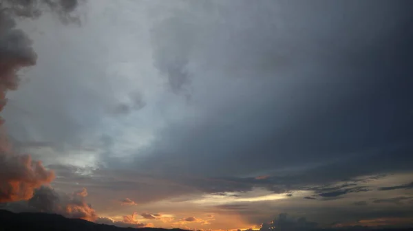 Goldene Wolken Abend Mit Sonnenuntergängen — Stockfoto