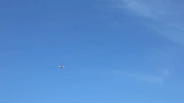 Αεροπλάνο Φόντο Τον Γαλάζιο Ουρανό — Φωτογραφία Αρχείου