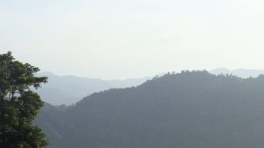 Tepenin tepesinden dağların manzarası