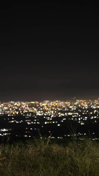 Vista Nocturna Ciudad Desde Cima Colina —  Fotos de Stock