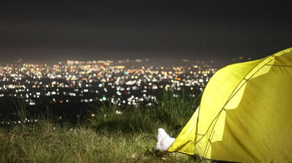 Tenda Acampamento Topo Montanha Noite Com Luzes Cidade Fundo — Fotografia de Stock