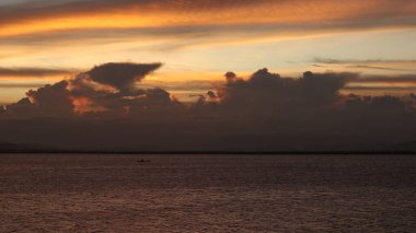 Gölde gün batımı