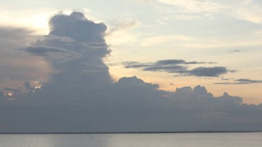 Gölde gün batımı